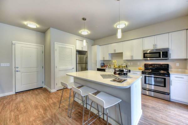 $2,458 / 1br - 744ft2 - Package Receiving, Private Balcony/Patio, On-Site Maintenance (NE 8th Street)63808008560129122