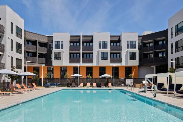 $4,741 / 2br - 1388ft2 - Piscina estilo resort, Amplios armarios walk-in, Salón coworking (alameda)63668079298435124