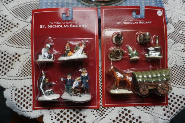 8 Figurines Unopened Package The Village Collection St. Nicolas Square 1