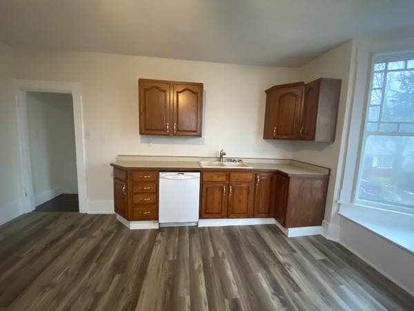 $1050.00 / 4br - Spacious 4 Bed Unit in Cambridge, OH - Available 3/10/2025 - $105063686032559105122
