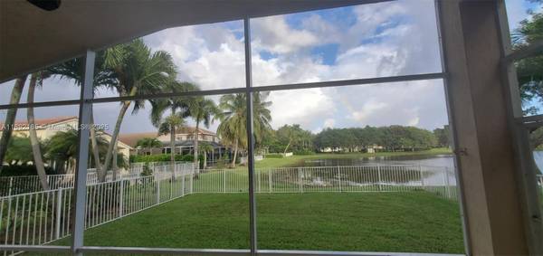 $3,800 / 3br - 1691ft2 - Stunning Lakefront 3-Bedroom Home in Prestigious Laguna Isles! (Pembroke Pines)64051007673219124