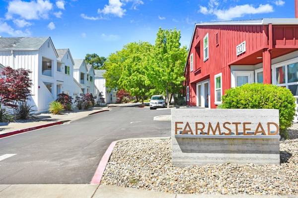 $3,049 / 2br - 1379ft2 - Exclusive Top Floor 2x2 | Vaulted Skylit Ceilings + Full-size W/D (santa rosa)63847330094339120