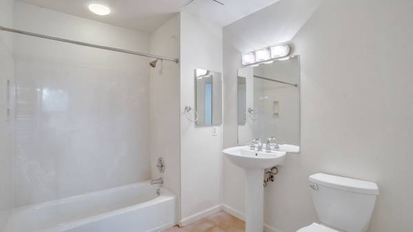 $1,500 / 2br - Welcome to your new home! This great unit is located on the 2nd floor of a newer (Oakland)64030488745089121