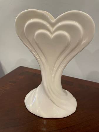Vintage Elegant Vase Heart Swirl Art Deco 1