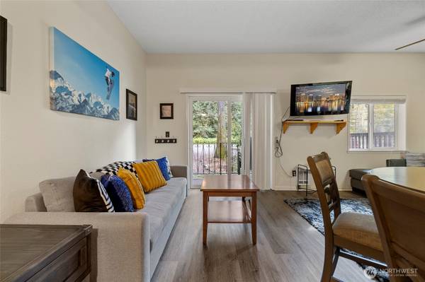 $319,999 / 1br - 720ft2 - Amplio condominio a nivel del suelo Snowline con suite privada (Deming)64213544007041122