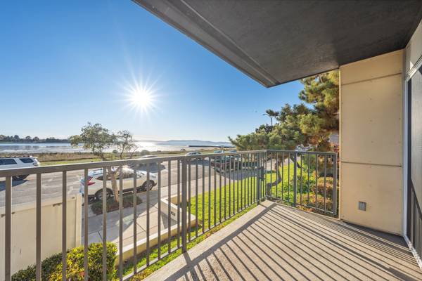 $2,300 / 1br - 714ft2 - Ceiling Fan, Pet-Friendly, Upgraded Cabinetry (alameda)64000757714434122