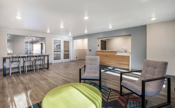 $1,499 / 1br - Act Fast! Limited Availability - No Lease, No Deposit (5742 Northridge Dr, Gurnee, IL)63960010559491122