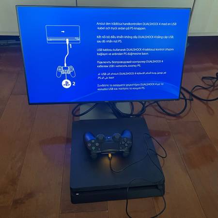 PlayStation ps4 slim 1