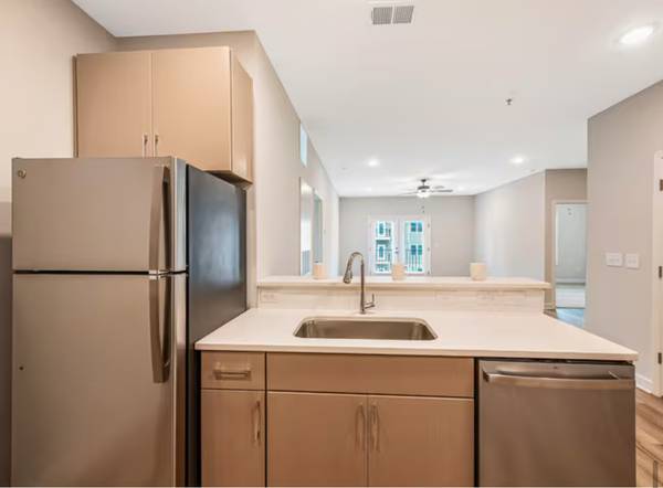 $1,192 / 1br - One Bedroom Apt w/a studio personality... open kitchen! (Burlington)64027276706178122