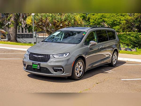 2022 Chrysler Pacifica Limited 4dr Mini Van - $28995.0063624789580931122