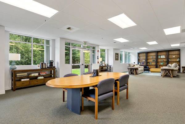 $2,080 / 1br - 745ft2 - Outdoor Sitting Area, Community Room, Quartz Countertops63884889024387123