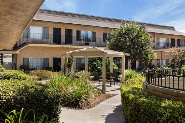 $2,150 / 2 habitaciones - 1002 pies² - Lavandería en el lugar, aire acondicionado, piscina (9205 Carlton Oaks Dr, Santee, CA)63865592110211123
