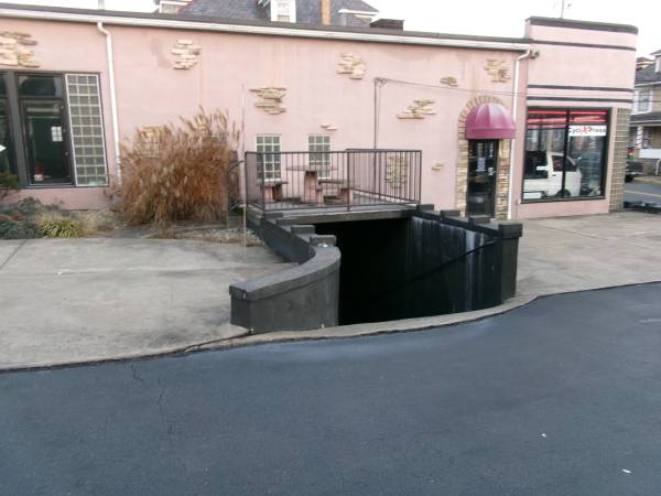 42 INCH ROUND TABLE WITH 3 BENCHES 1