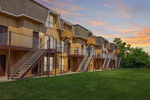 $1,399 / 3br - 1294ft2 - On-Site Maintenance, On-Site Management Team, 3BD 1.5BA (3400 Shady Hill Dr, Baytown, TX)63906681413379122