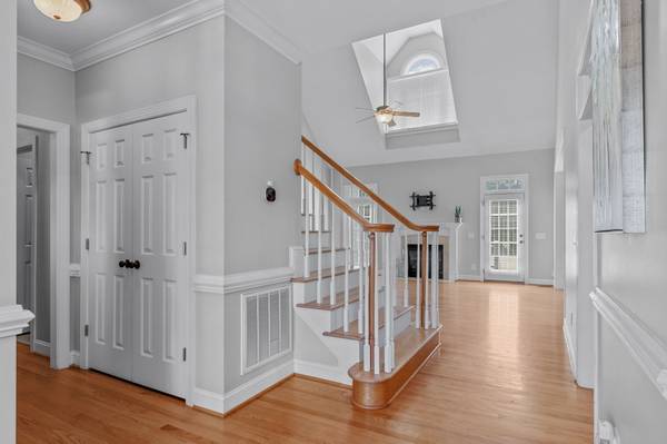 $625,000 / 3br - 2832ft2 - Price Drop on Contemporary Cape in Pool Community of Maggie Run (Fuquay Varina/Maggie Run)64204222709121122