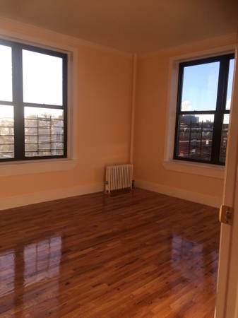 ROOM ONLY !! ROOM!! ALL UTILITIES INCLUDED* CLOSE TO SHOPS AND TRAINS 1