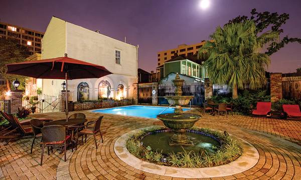 $89 / 1br - 500ft2 - 29 al 31 de octubre, habitación con cama matrimonial en el Wyndham Avenue Plaza Resort (New Orleans Garden District)63791969553665123