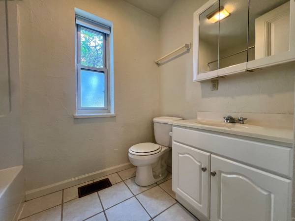 $995 / 1br - Bright One Bedroom in Oakmont! Central A/C, Off-Street Parking & More! (Oakmont/Plum/Verona/Plum Boro)64013368102657124