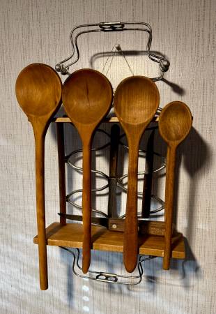 VTG utensils wall shelf 1