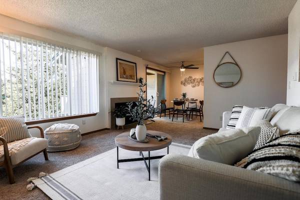 $1,720 / 2br - 880ft2 - Administrador de Propiedad en el Sitio, Planos de Piso Espaciosos y Abiertos63688479859331123