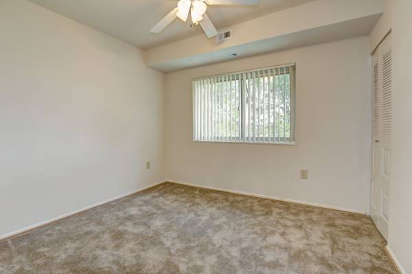 $2,202 / 2br - 880ft2 - Armarios reales, ¡excelente vista! (Washington)63779464771075122
