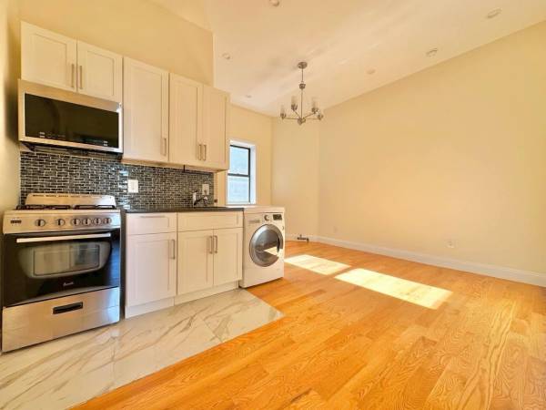 $2,933 / 2br - ✨Beautiful Renovated 2 Bedroom in Crown Heights🏡 | $2933😱 (Crown Heights)63809042210563121