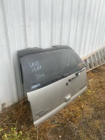 05 chevy tahoe z71 liftgate 1