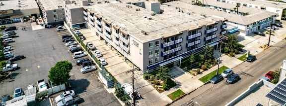 $2,315 / 625ft2 - Dishwasher, Ceiling Fan, Cable Ready (3767 Clarington Ave, Los Angeles, CA)63912985042691122