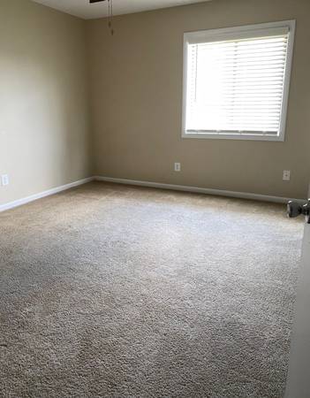 Non-smoking Roommate near LRU 1