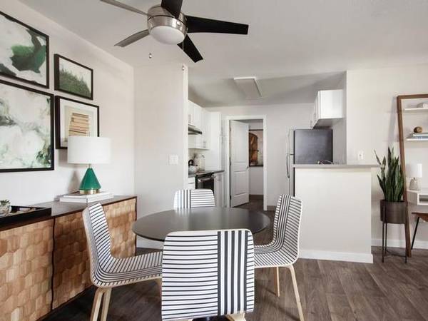 $1,766 / 2br - 868ft2 - Balcón privado, vista al río, centro de fitness, chimenea de leña (Tualatin)63831681912321123