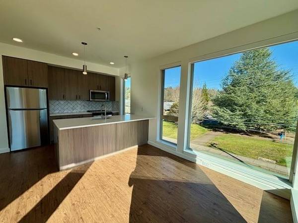 $2,688 / 2br - 1066ft2 - 6 WEEKS FREE! Perfectly Located: Spacious 2X2 Top-Floor Apartment (Multnomah Village)63999455835266122