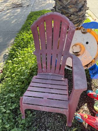 Plastic Adirondack chair missing 1 arm 1