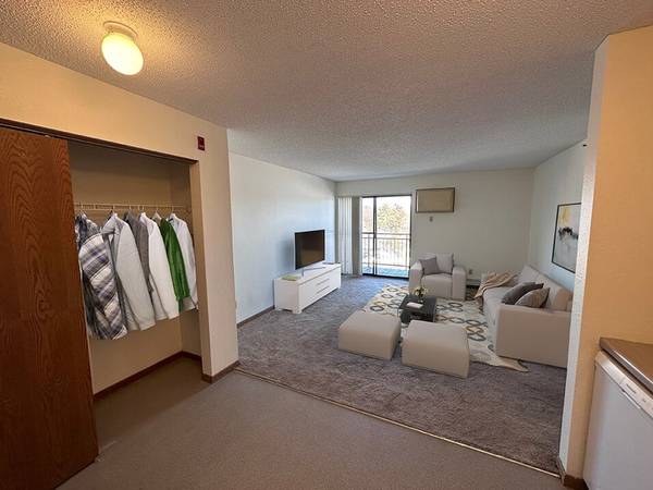 $975 / 1br - 590ft2 - Check All the Boxes: Pool ✔ W/D ✔ Pet-Friendly ✔ (Saint Cloud , Minnesota)63988652380547121