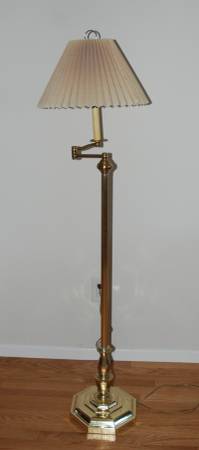 Vintage Extendable floor lamp, has a high and low light setting 1