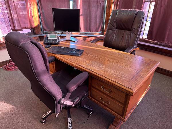 $600 / 100ft2 - Reception area desk for rent , month to month, all utilities included (winnetka)63422950057345124