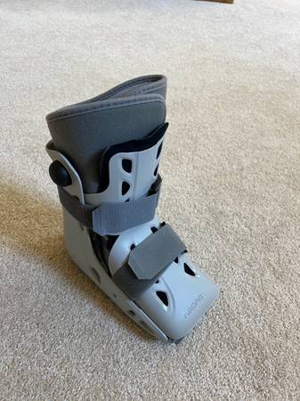 Aircast AirSelect Walker Brace/Walking Boot - short.  Size medium 1