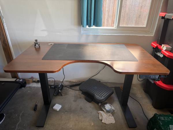 Standing Desk (Autonomous SmartDesk) 1