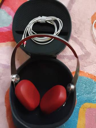 Lightly loved Moshi Avanti on ear headphones 1