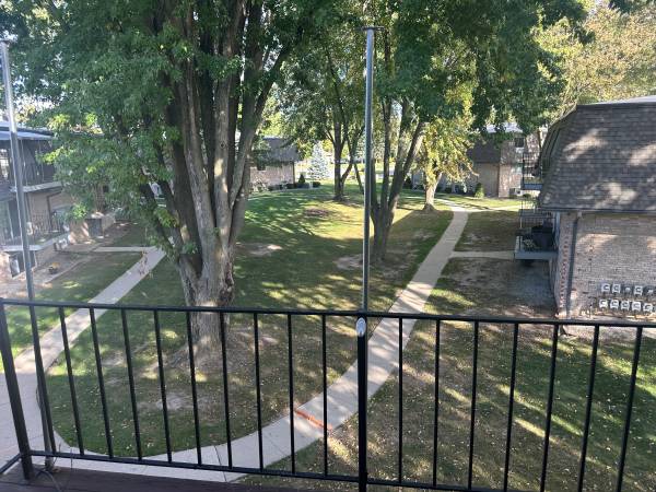 $900 / 900ft2 - Saginaw Twp. upper 1 bedroom Condo, w/ pool, carport, laundry. $900.00 (Saginaw)64198883211139121