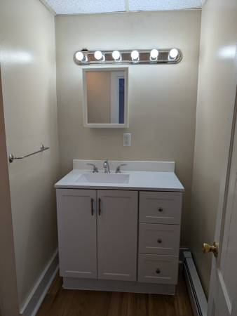 $1,100 / 1br - 1 bedroom with lots of closet space, nice neighborhood (Rutland)63784617260801122