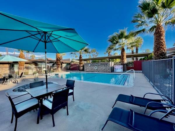 $1,895 / 2br - Reformado - Piscina Impecable - Lavandería en el lugar - Complejo Cerrado - (Palm Desert, Indio, Bermuda Dunes, La Quinta)63668371123073120