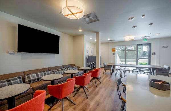 $1,409 / 1hab - 669ft2 - Dormitorios y sala alfombrados, patio de recreo, teatro (16830 SE Wax Rd, Covington, WA)63845963522819122