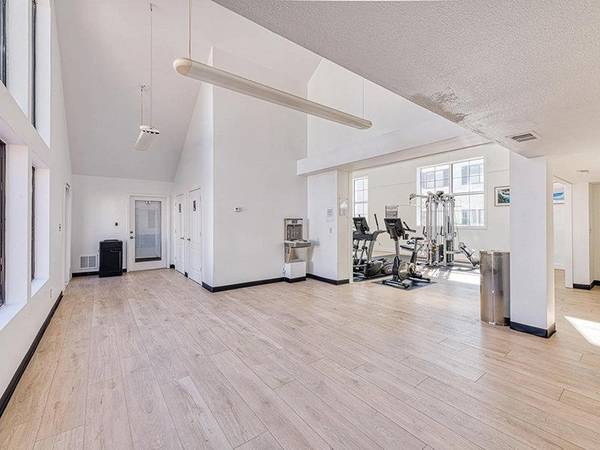 $1,389 / 1br - 644ft2 - Armarios de almacenamiento, chimeneas de leña, patio interior, salón social (Colorado Springs Central por University Park Sur de Ac)63658213255555124