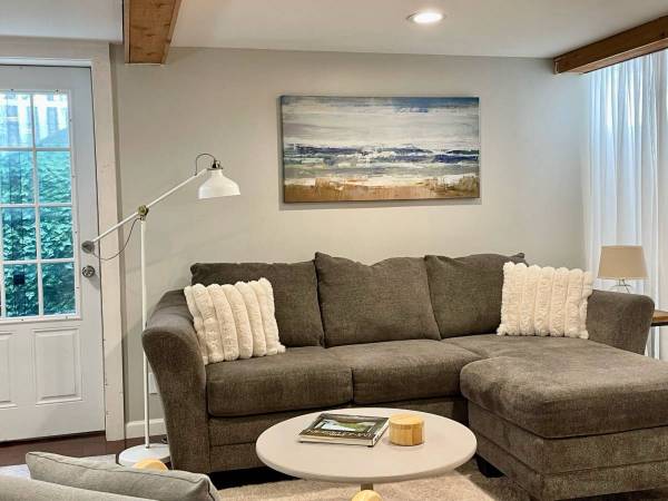 $1,200 / 1br - 650ft2 - Furnished Studio – Private, Peaceful (Traverse City)64037724114818120