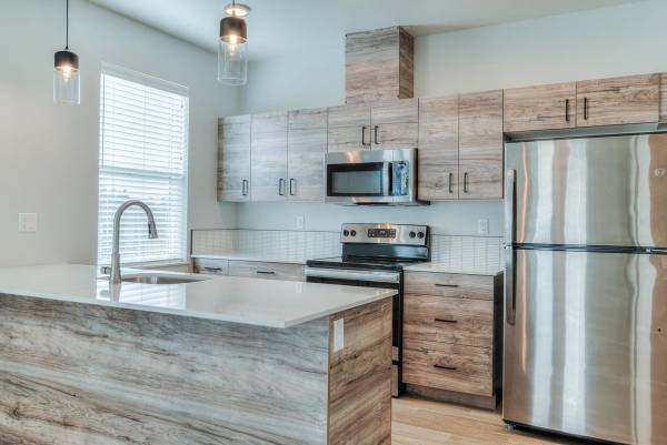$2,100 / 2br - 1295ft2 - Encimeras de cuarzo, sala de juegos, bañera de hidromasaje, conserjería de paquetes las 24/7 (Redmond, Oregon)63839293711489120