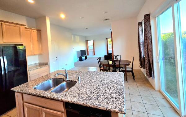 $1,000 / 1br - Private room for rent (brentwood / oakley)63785452757505123