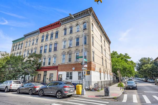 $2,000,000 / 8br - 6500ft2 - Rare Corner Brick 8 Family with Garage in Prime Bushwick! OH 10/12 (Bushwick)64033634553474121