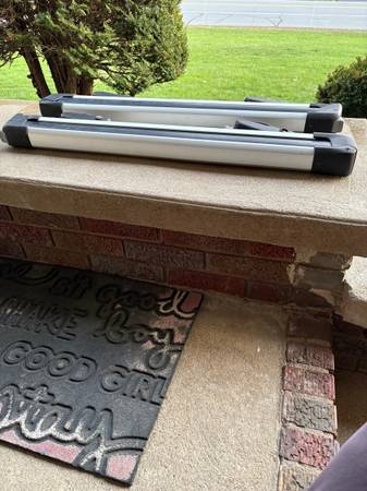 Thule ski and snowboard rack 1