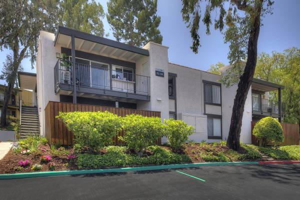$2,945 / 2br - 962ft2 - On-site Maintenance and Management, Large Closets, Two Dog Parks (300 Rolling Oaks Dr, Thousand Oaks, CA)63800711588737124