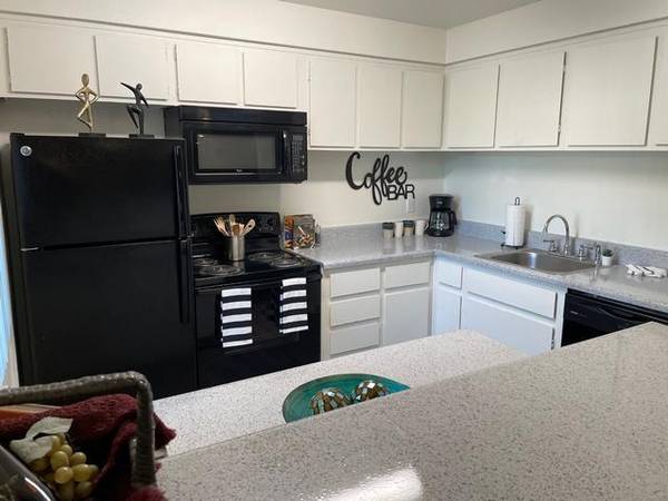 $1,054 / 1br - 720ft2 - Courtesy Attendants, Beautiful Landscaping, Fireplace (Gilbert)64025000157953122
